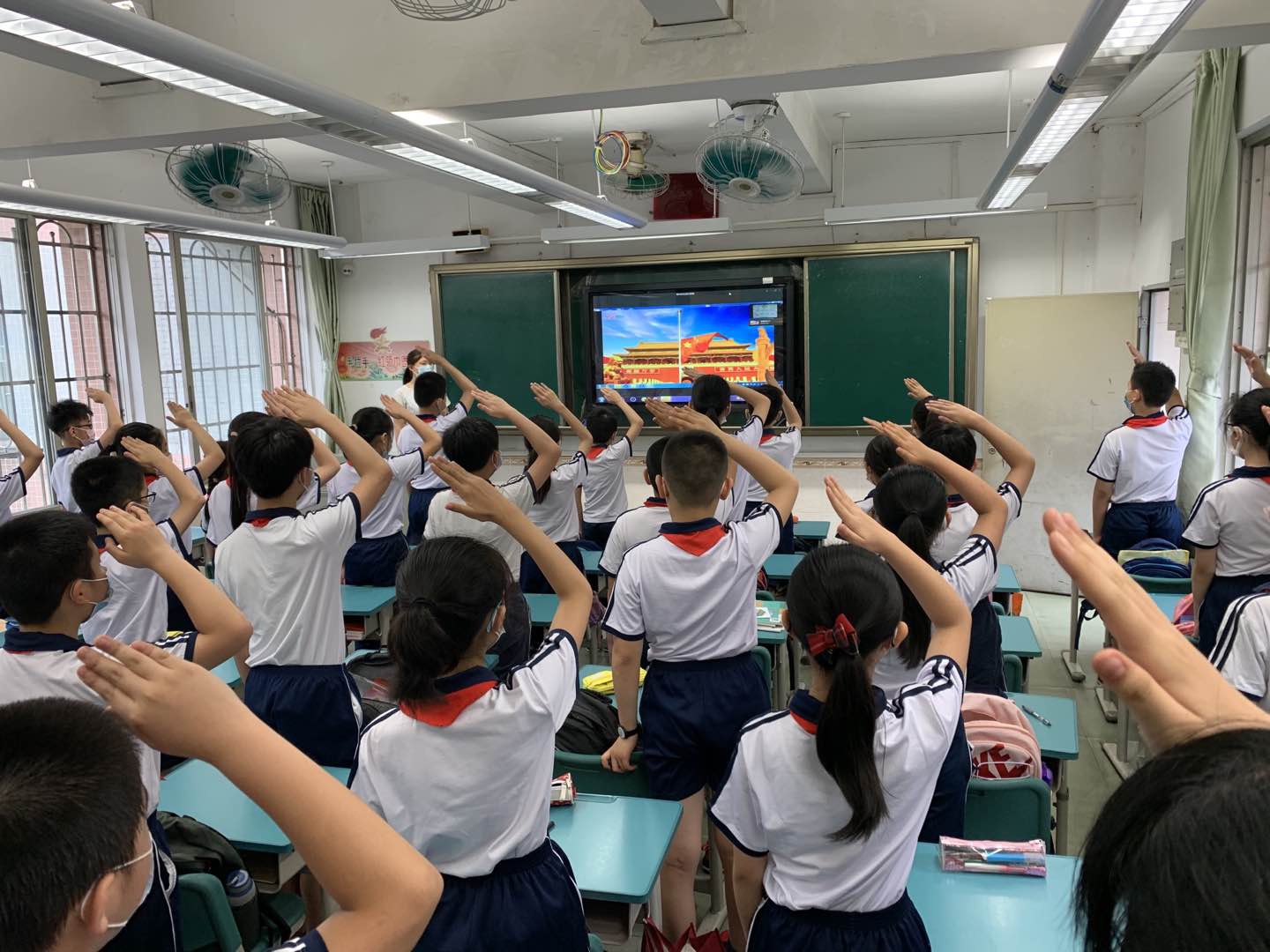 线上家长会、升旗仪式、校园健康码，企业微信助广东小学生安心返学堂！